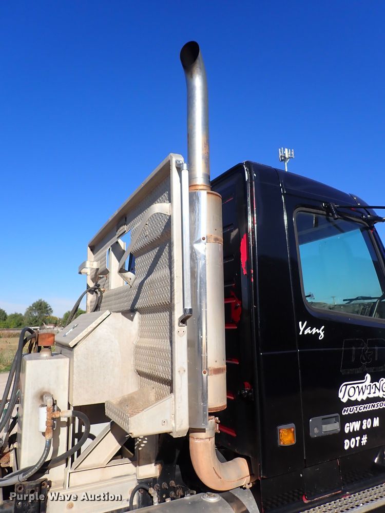 image for item DN2176 2002 Volvo VNL  semi truck