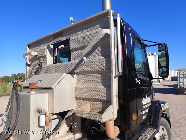 image for item DN2176 2002 Volvo VNL  semi truck