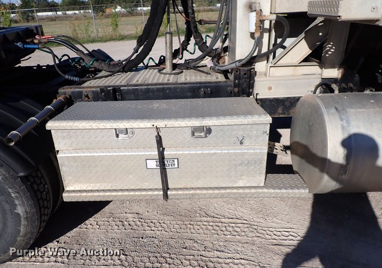 image for item DN2176 2002 Volvo VNL  semi truck