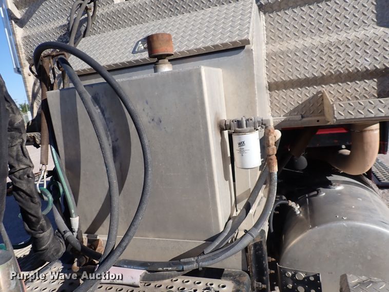 image for item DN2176 2002 Volvo VNL  semi truck