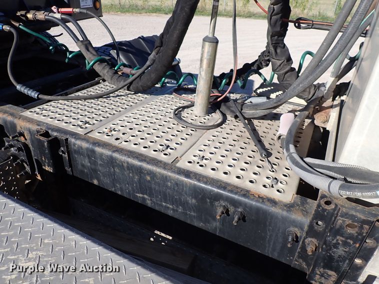 image for item DN2176 2002 Volvo VNL  semi truck