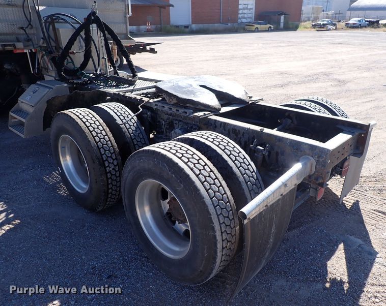 image for item DN2176 2002 Volvo VNL  semi truck