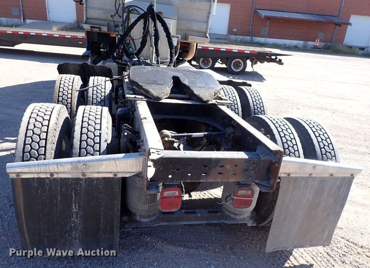 image for item DN2176 2002 Volvo VNL  semi truck