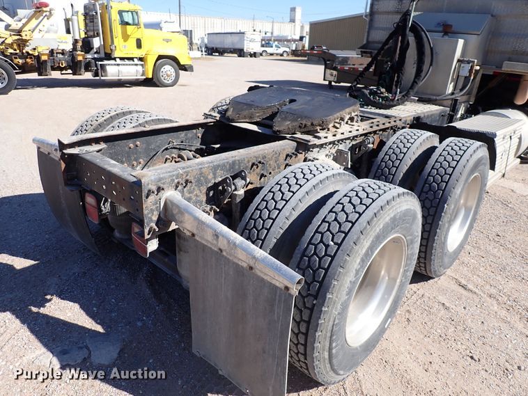 image for item DN2176 2002 Volvo VNL  semi truck