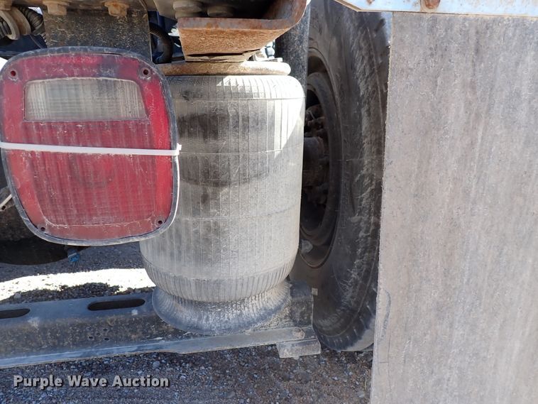 image for item DN2176 2002 Volvo VNL  semi truck