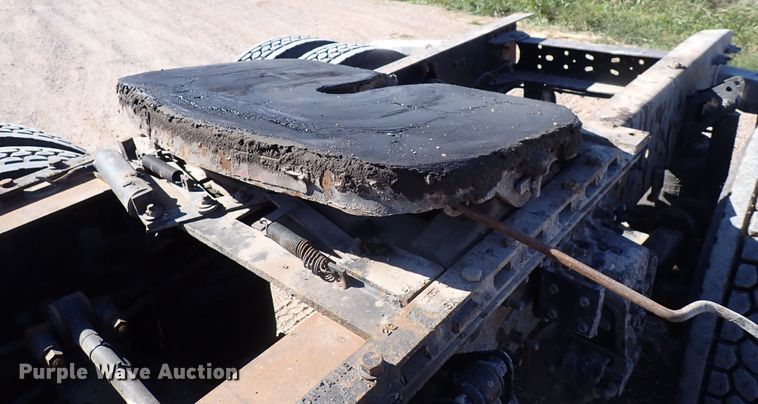 image for item DN2176 2002 Volvo VNL  semi truck