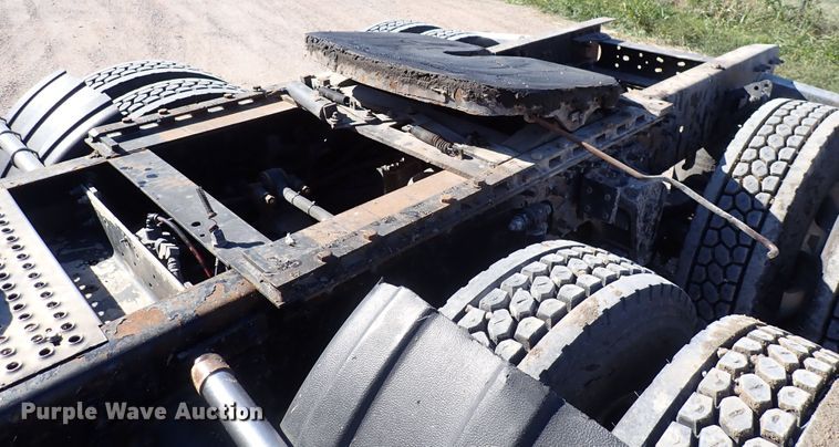 image for item DN2176 2002 Volvo VNL  semi truck