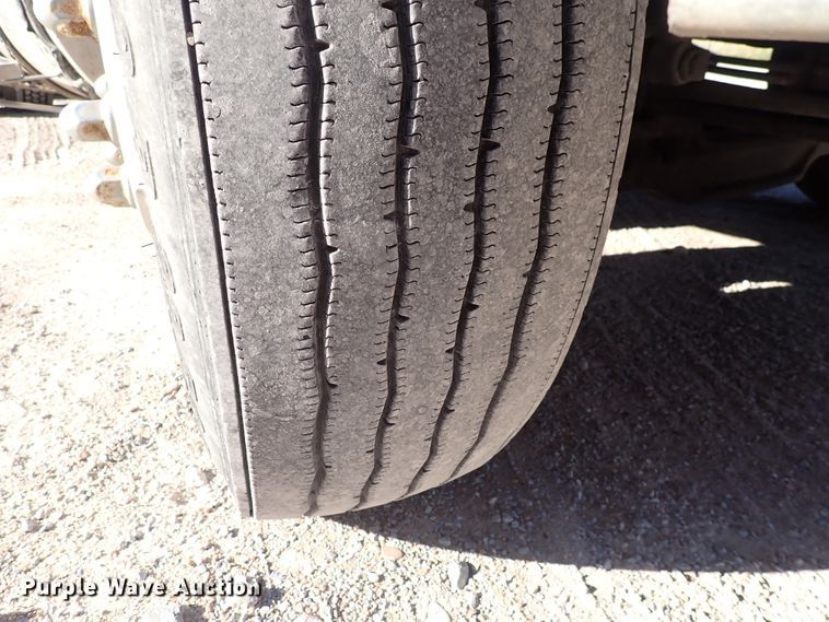 image for item DN2176 2002 Volvo VNL  semi truck