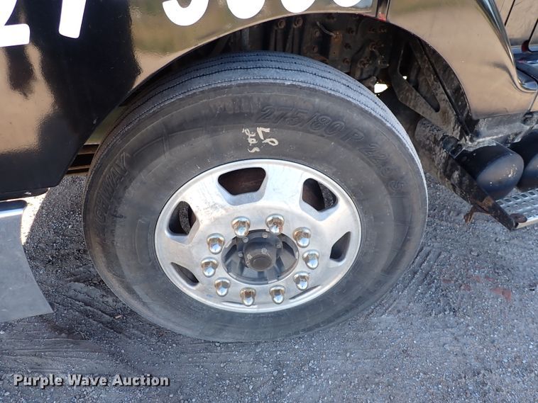 image for item DN2176 2002 Volvo VNL  semi truck