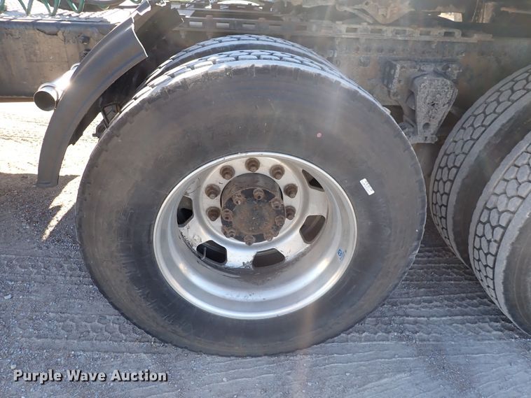 image for item DN2176 2002 Volvo VNL  semi truck