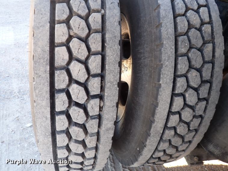 image for item DN2176 2002 Volvo VNL  semi truck