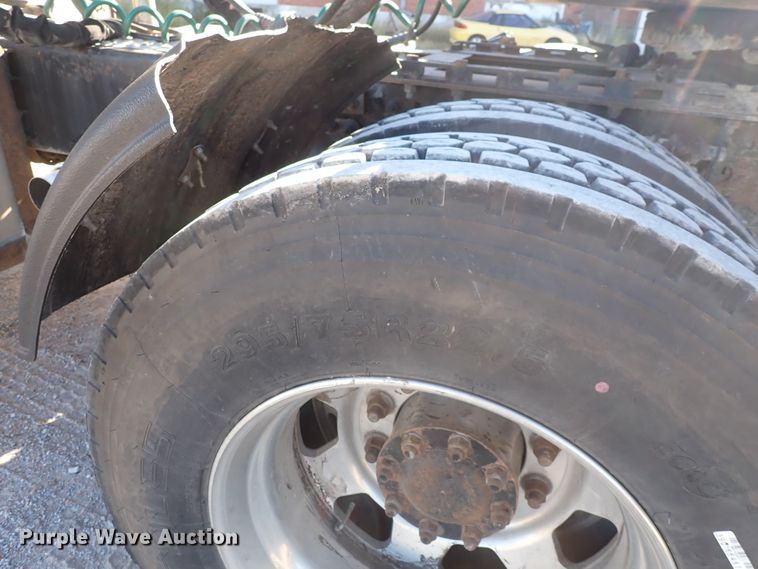 image for item DN2176 2002 Volvo VNL  semi truck