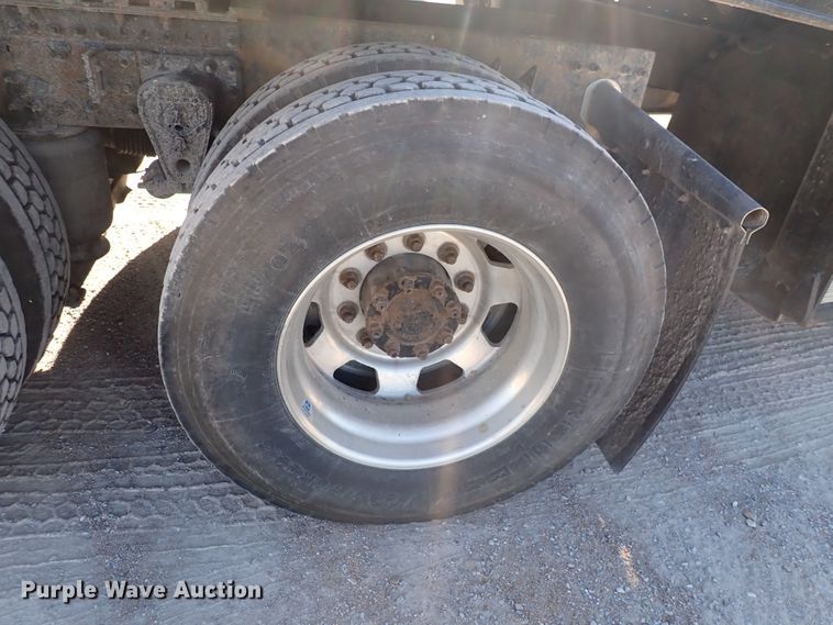 image for item DN2176 2002 Volvo VNL  semi truck