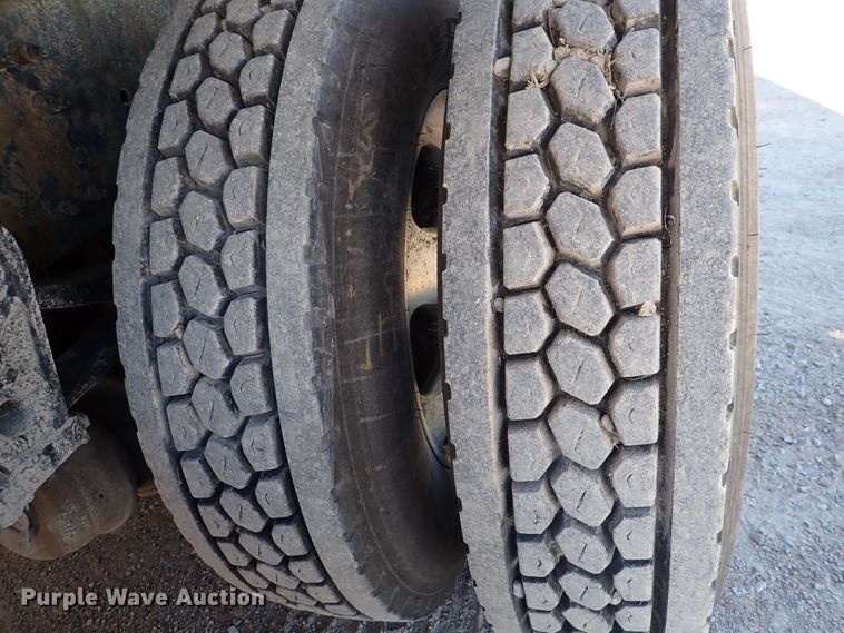 image for item DN2176 2002 Volvo VNL  semi truck