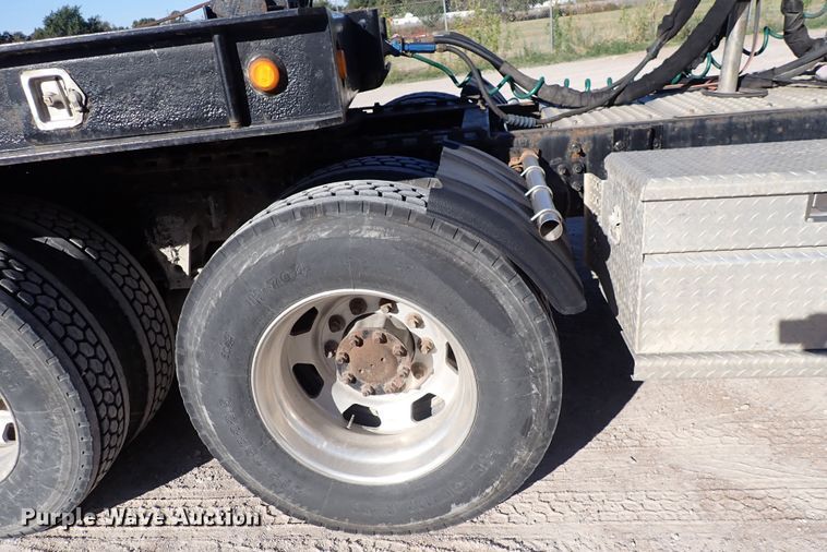 image for item DN2176 2002 Volvo VNL  semi truck