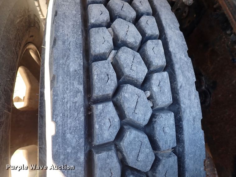 image for item DN2176 2002 Volvo VNL  semi truck