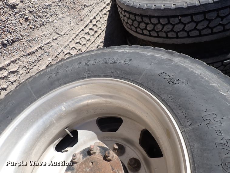 image for item DN2176 2002 Volvo VNL  semi truck