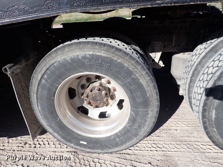 image for item DN2176 2002 Volvo VNL  semi truck