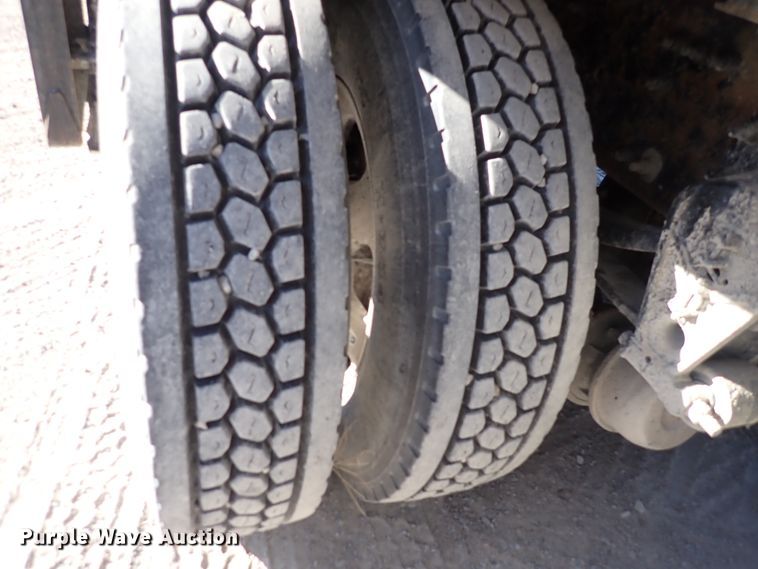 image for item DN2176 2002 Volvo VNL  semi truck