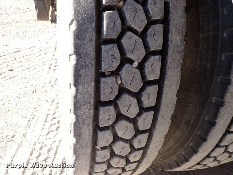 image for item DN2176 2002 Volvo VNL  semi truck