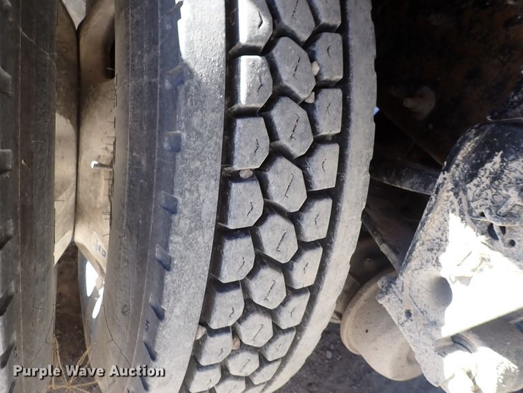 image for item DN2176 2002 Volvo VNL  semi truck