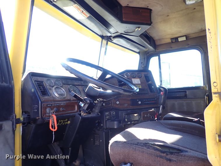 image for item DN2178 1989 Freightliner FLD120  tow truck