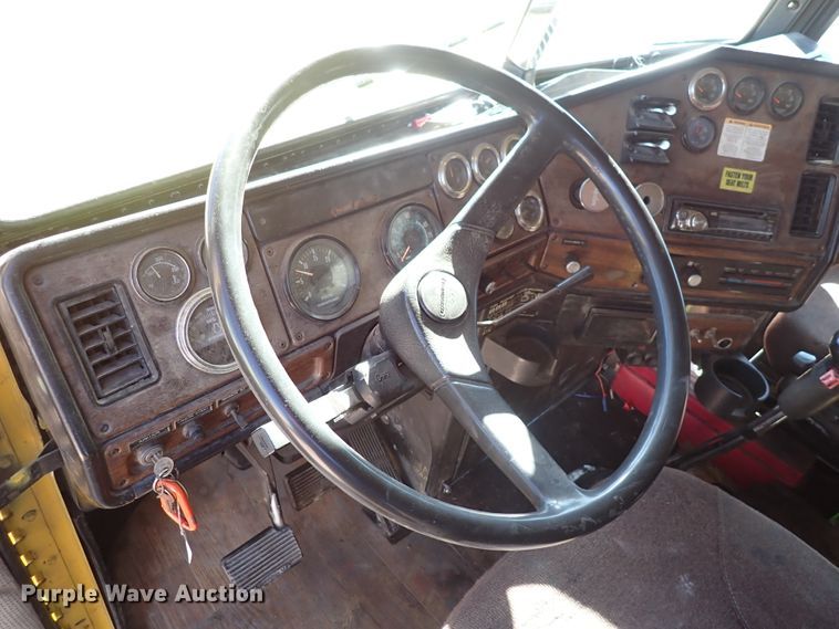 image for item DN2178 1989 Freightliner FLD120  tow truck