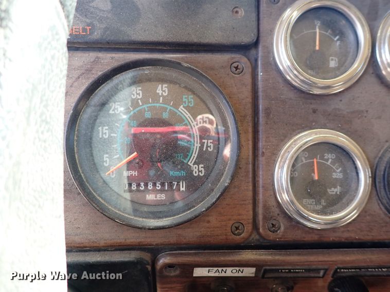 image for item DN2178 1989 Freightliner FLD120  tow truck