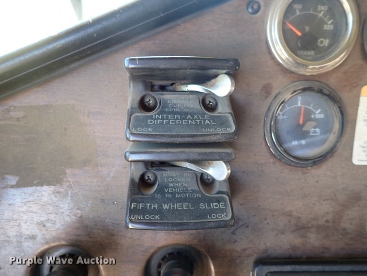 image for item DN2178 1989 Freightliner FLD120  tow truck