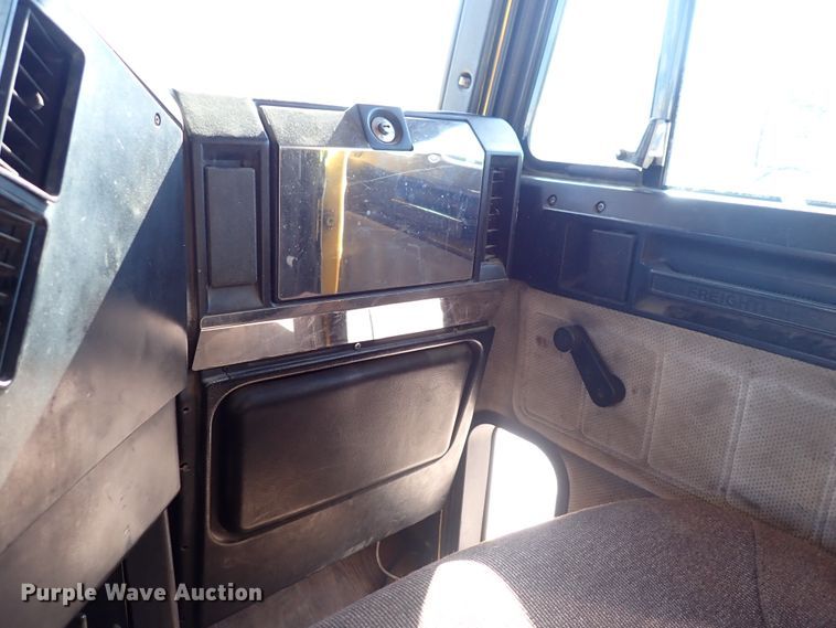 image for item DN2178 1989 Freightliner FLD120  tow truck