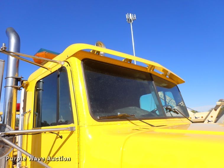 image for item DN2178 1989 Freightliner FLD120  tow truck