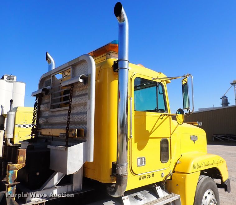 image for item DN2178 1989 Freightliner FLD120  tow truck