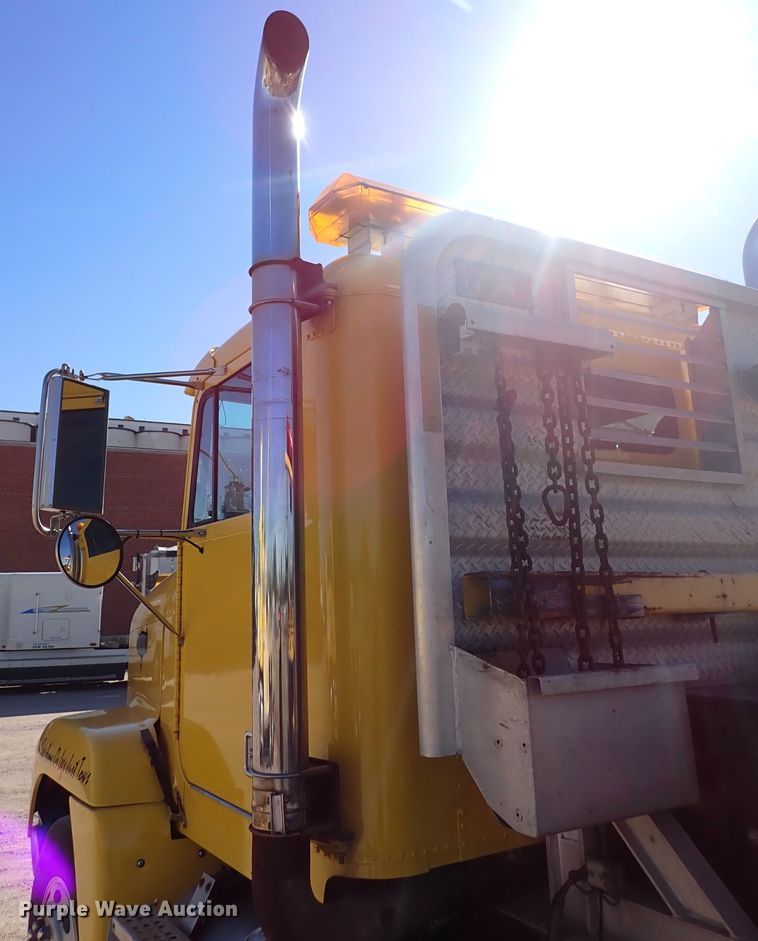 image for item DN2178 1989 Freightliner FLD120  tow truck