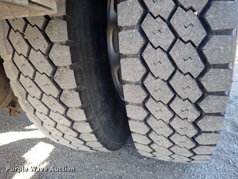 image for item DN2178 1989 Freightliner FLD120  tow truck