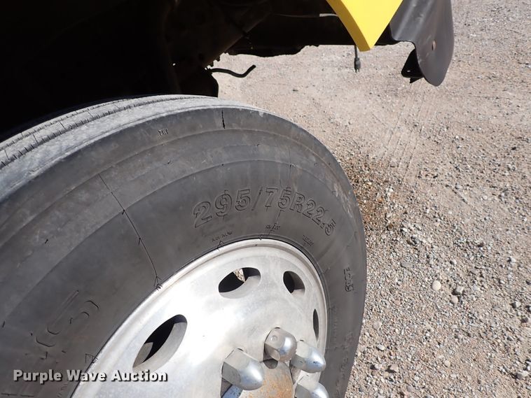 image for item DN2178 1989 Freightliner FLD120  tow truck