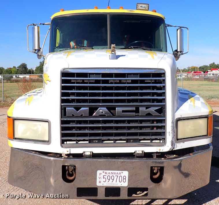 image for item DN2179 1996 Mack CH600  tow truck