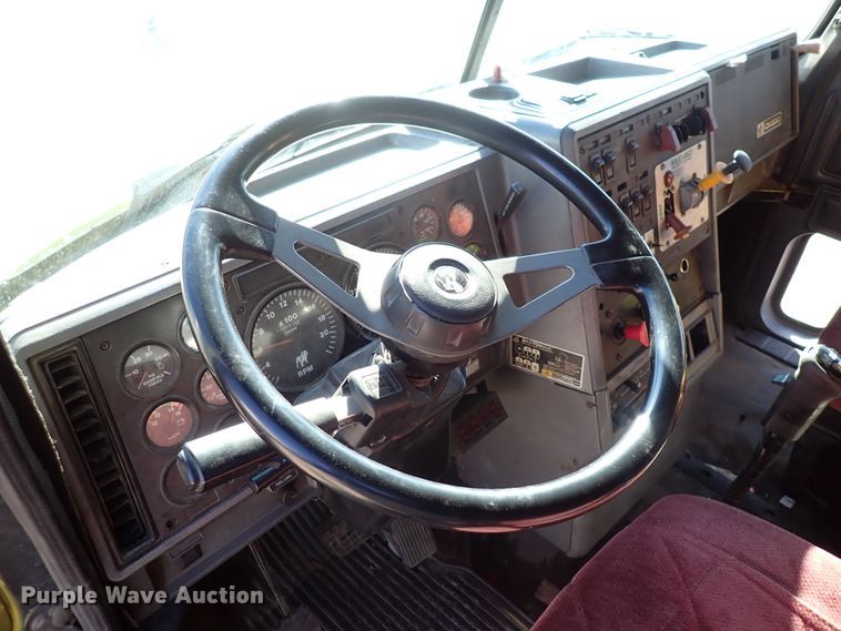 image for item DN2179 1996 Mack CH600  tow truck