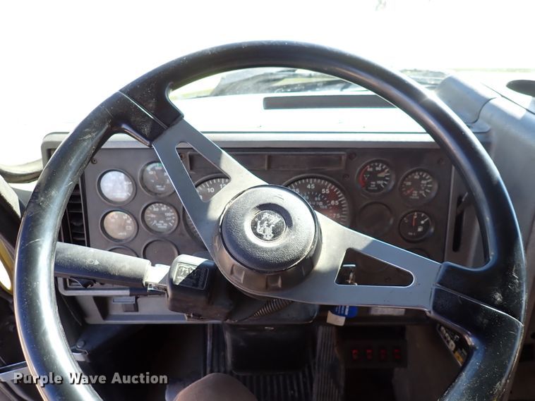 image for item DN2179 1996 Mack CH600  tow truck