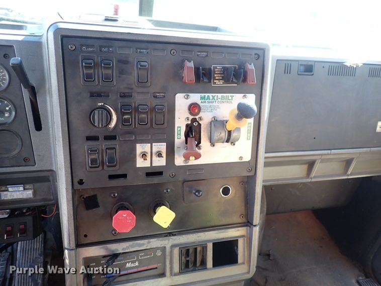 image for item DN2179 1996 Mack CH600  tow truck