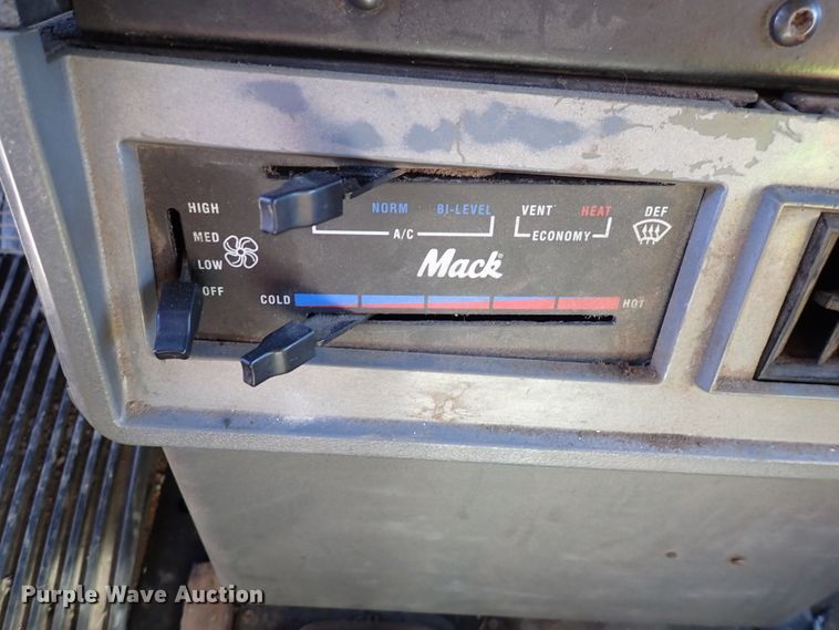 image for item DN2179 1996 Mack CH600  tow truck