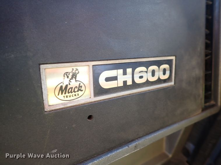 image for item DN2179 1996 Mack CH600  tow truck