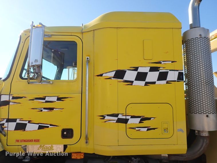 image for item DN2179 1996 Mack CH600  tow truck