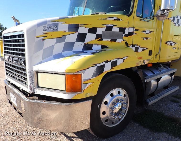 image for item DN2179 1996 Mack CH600  tow truck
