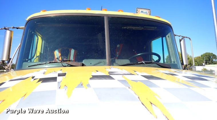 image for item DN2179 1996 Mack CH600  tow truck