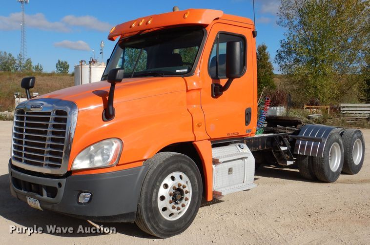 image for item EV9321 2013 Freightliner Cascadia 125  semi truck