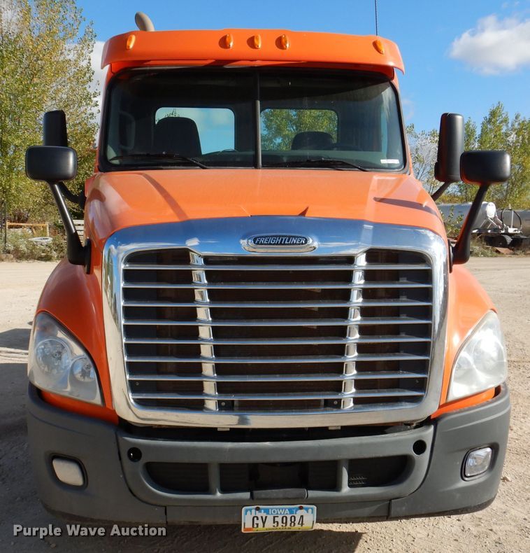 image for item EV9321 2013 Freightliner Cascadia 125  semi truck