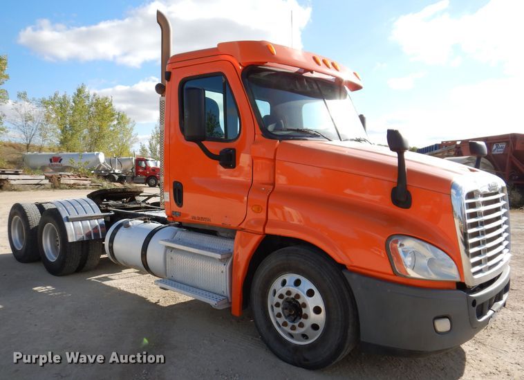 image for item EV9321 2013 Freightliner Cascadia 125  semi truck