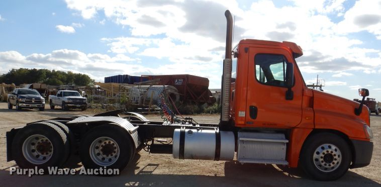 image for item EV9321 2013 Freightliner Cascadia 125  semi truck