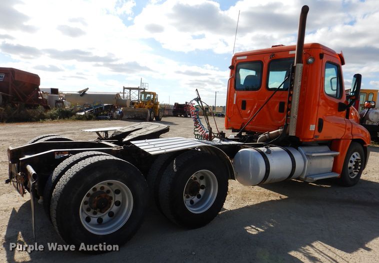 image for item EV9321 2013 Freightliner Cascadia 125  semi truck