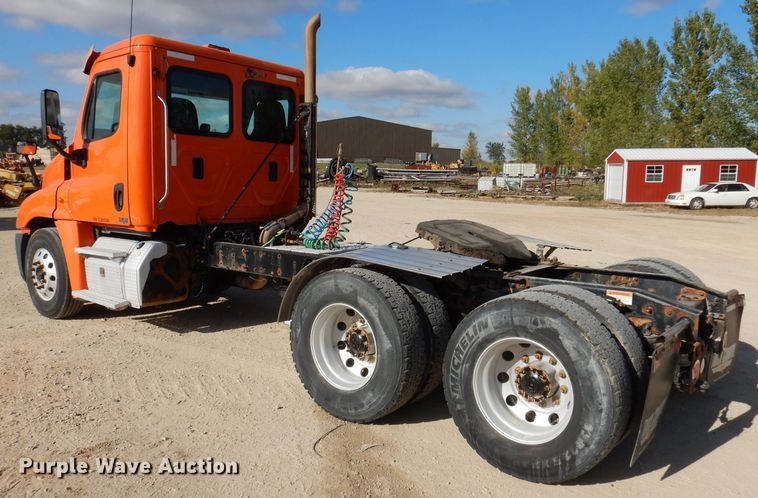 image for item EV9321 2013 Freightliner Cascadia 125  semi truck